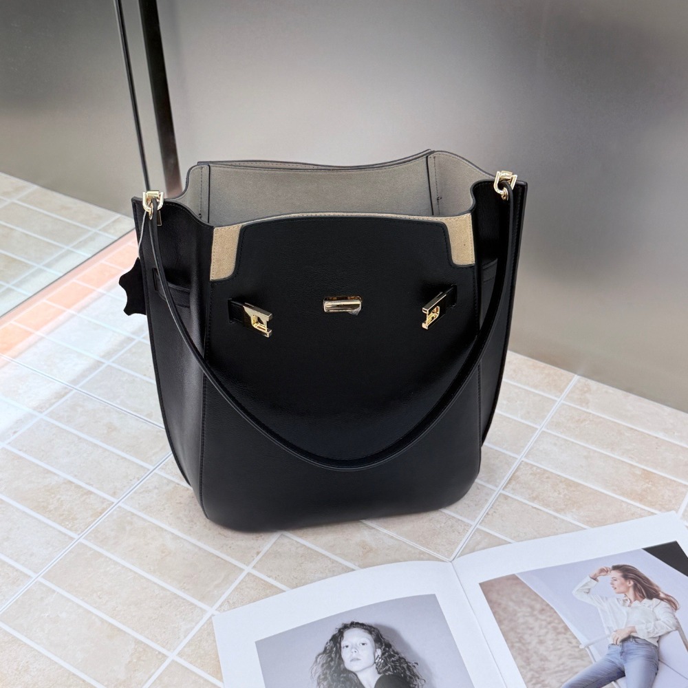New Bucket Bag Old Money Wind  - огляд і ціна Luxury Bags Leather